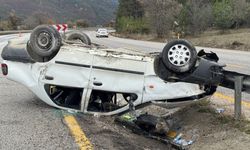 Kastamonu'da bariyere çarparak devrilen otomobildeki çift yaralandı