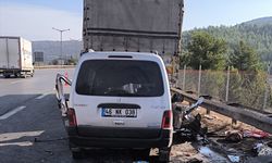 Mersin'de kamyon ile hafif ticari araç çarpıştı