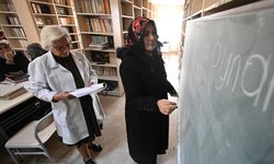 Öğretmenlikten 29 yıl önce emekli olmasına rağmen eğitimden kopamadı