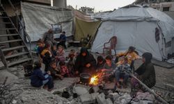 Gazzeli yaşlı çift 36 torunla hayatta kalma mücadelesi veriyor