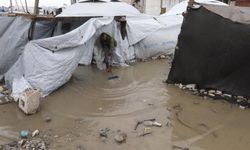 Gazze'de binlerce çadırı su bastı!