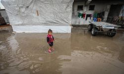 Bu kez de sel vurdu: Gazze'de çadırlar sular altında