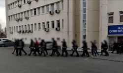 Kendilerini polis ve savcı olarak tanıtan 25 dolandırıcı tutuklandı