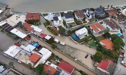 İzmir sağanağa teslim! Yollar çöktü, ev ve iş yerlerini su bastı