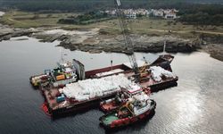 Kocaeli'de karaya oturan gemideki yükün tahliyesine başlandı