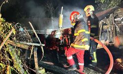 Bartın'da yıldırım isabet eden 2 araç küle döndü