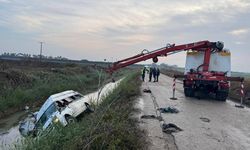 Adana'da minibüs sulama kanalına devrildi