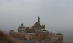 Ağrı'da İshak Paşa Sarayı'nın çevresi sise büründü