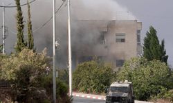 Katil İsrail Filistinlilere ait evlere gaz bombası atıyor