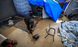 Gazze'de su altında kalan çadırda bir bebek soğuktan hayatını kaybetti