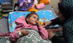 Gazze'de tedavi olamayan çocuklar, hastane köşelerinde ölümle pençeleşiyor