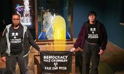 İngiltere'de kraliyet tacına muhallebili saldırı