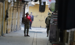 İsrailli işgalciler Batı Şeria'da Filistinlilere saldırıyor