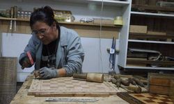 Depremde zarar gören okul sıraları satranç takımına dönüştürüldü