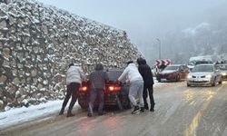 Uludağ'da kar yağışı! Araçlar yolda kaldı