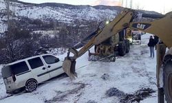 Karda mahsur kalan araç ekiplerin yardımıyla kurtarıldı