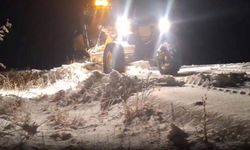 Kars'ta yoğun kar yağışı: Mahsur kalan 2 araç kurtarıldı