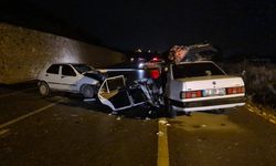 İki otomobil kafa kafaya çarpıştı: 2'si ağır 4 yaralı