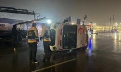 Hasta taşıyan ambulans devrildi: 6 yaralı