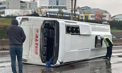 İstanbul'da yağış sebebiyle servis minibüsü devrildi