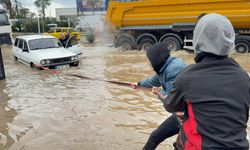 Bodrum'da sağanak: Rögarlar taştı, caddeler göle döndü