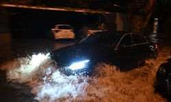 İstanbul'u sağanak vurdu: Rögarlar taştı, araçlar mahsur kaldı