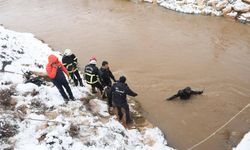 Otomobil su kanalına düştü: 4 kişi aranıyor