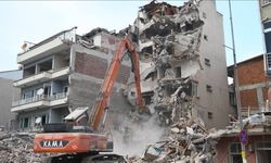 Sındırgı'da ağır hasarlı 18 bina daha yıkıldı