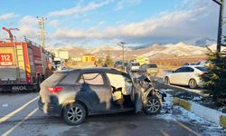 Öğrenci servisi ile otomobil çarpıştı: 18 yaralı