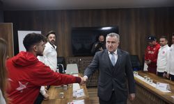 Bakan Bak, 2026 Kış Olimpiyatları'na katılacak milli sporcuları kabul etti