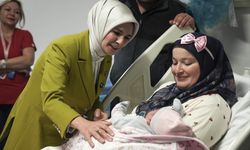 Bakan Göktaş'tan doğum yapan annelere 'yeni yıl' ziyareti: