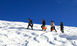 Hakkari'de sağlıkçılar erken teşhis için kar kış demeden yollarda
