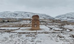 Hasankeyf'te tarihi yapılar beyaz örtüyle kaplandı