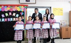 Milli Eğitim Bakanı Tekin, Ağrı'da öğrencilere karne dağıttı