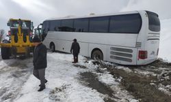 Tokat'ta kar nedeniyle yolda kalan tur otobüsüyle araçları ekipler kurtardı
