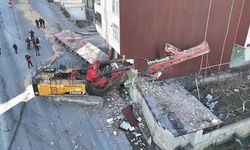 Başakşehir'de tırın çarptığı bina boşaltıldı