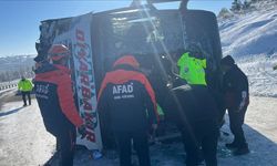 Kars'ta devrilen yolcu otobüsündeki 17 kişi yaralandı