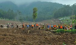 Endonezya'da arama kurtarma çalışmaları sürüyor