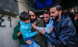 Katil İsrail 7 Filistinli esiri daha serbest bıraktı