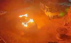 İşgalci İsrailliler Filistinlilere ait iki aracı ateşe verdi