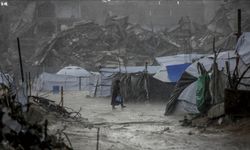 Gazzeliler şiddetli yağış ile mücadele ediyor