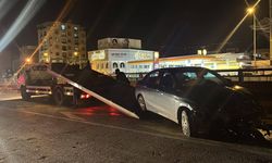 Hatay'da bariyere çarpan otomobilin sürücüsü yaralandı