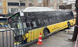 Kontrolünü kaybeden İETT sürücüsü otoparka daldı