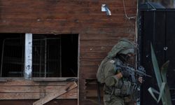 İsrail, Batı Şeria'da gece düzenlediği baskınlarda 3 Filistinliyi gözaltına aldı