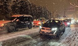 İstanbul'da kar yağışı: Araçlar yolda kaldı