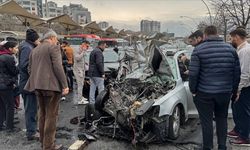 Durakta bekleyen EGO otobüsüne otomobil çarptı: 1'i ağır 4 yaralı