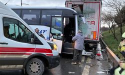 İstanbul'da midibüs tıra çarptı! 13 yaralı
