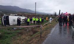 Kontrolden çıkan midibüs şarampole devrildi: 25 yaralı