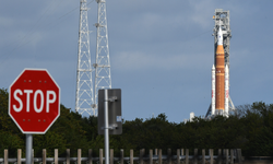 NASA ilk mürettebatlı Ay uçuşu roketini fırlatmaya hazırlanıyor