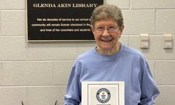 61 yıl aynı okulda çalışan öğretmen Guinness rekoru kırdı